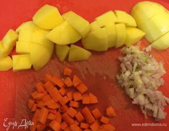 Овощи нарезать кубиками.