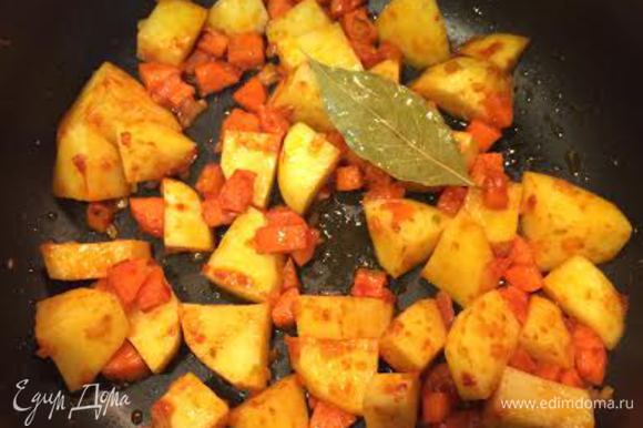 Потушить овощи с томатной пастой и лавровым листом.
