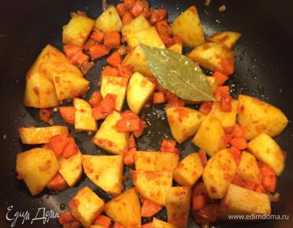 Потушить овощи с томатной пастой и лавровым листом.
