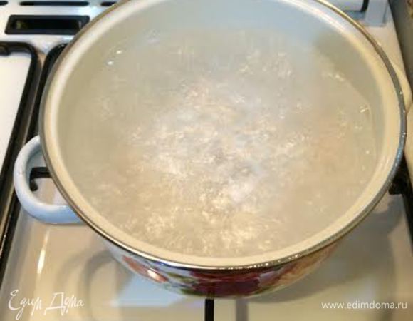 В отдельной кастрюле вскипятить воду.
