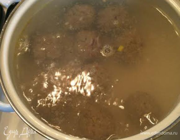 Опустить фрикадельки и дать покипеть 1-2 минуты.