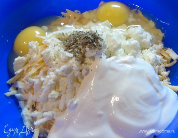 Добавляем яйца, сметану, сухую травку.