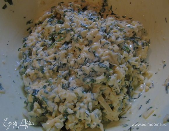 Перемешиваем, добавляем мелко нарезанную зелень, шпинат у меня замороженный, хорошо перемешиваем.