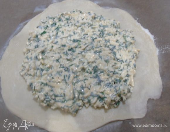 Раскатываем одну часть, выкладываем половину начинки, не доходя до края.