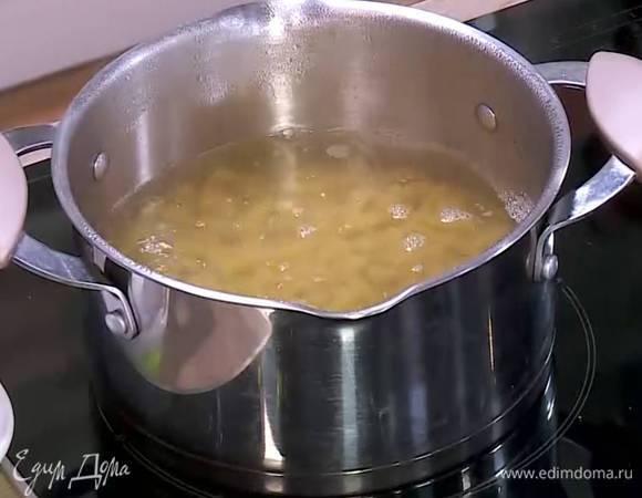 Пасту отваривать в подсоленной воде на минуту меньше, чем указано на упаковке, затем воду слить и сохранить.