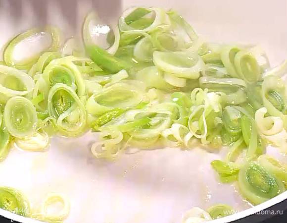 Разогреть в сковороде оливковое масло и обжарить лук.