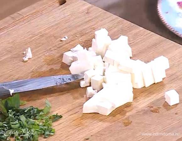Фету нарезать небольшими кубиками.
