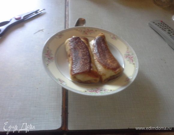 Поджаренные блинчики с творогом снимаем со сковородки и перекладываем на тарелку. Блинчики с творогом готовы.
Приятного аппетита!  