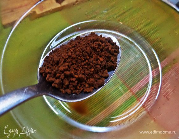 Для теста растворяем кофе в кипятке.