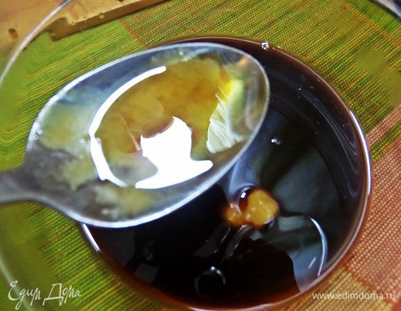 Растительное масло. Кстати, можно ореховое, будет только вкуснее!