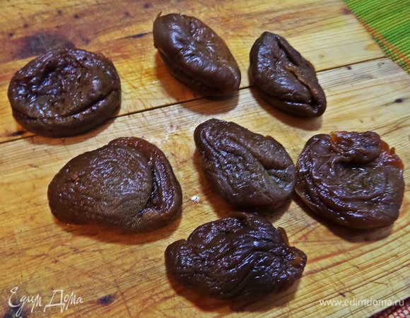 Курагу заранее замочить, если твёрдая.