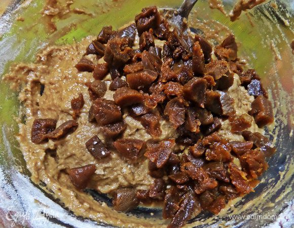 Покрошить мелко в тесто.