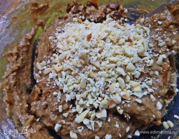 Арахис (уже обжаренный) измельчить, часть высыпать в тесто.