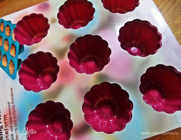 Вот такую формочку недавно купила и надо опробовать! Забегая вперёд, замечу, что в ней превосходно получаются и конфетки, так что она не только для выпечки)