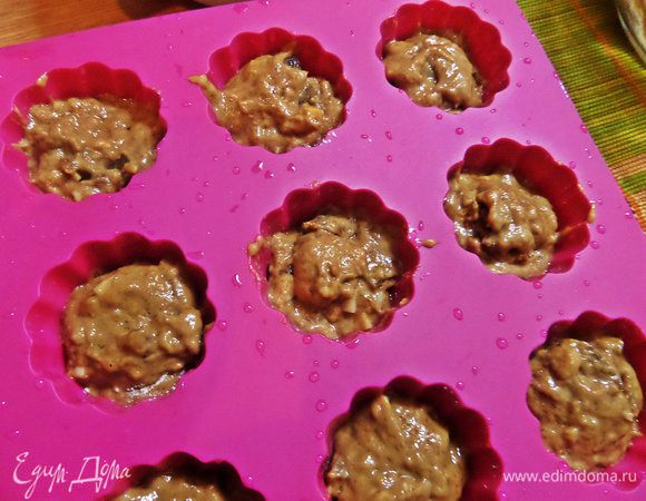 Промоем форму и разложим в ячейки тесто на две трети высоты.