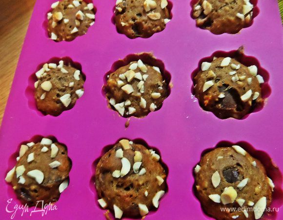 Выпекаем при 180°C 10 минут. Вынимаем (они очень хорошо вынимаются!) и так же поступаем со второй частью теста.