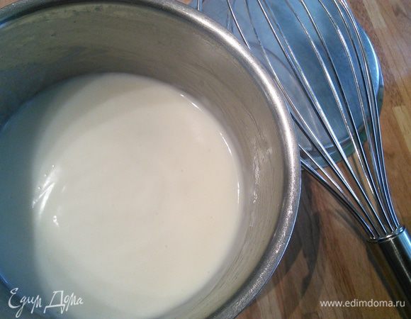 Для стартера смешать муку с молоком, избегая комочков. На среднем огне довести смесь до 65°C, постоянно помешивая, пока стартер загустеет. Накрыть пленкой, чтобы не образовалась корочка и остудить. 