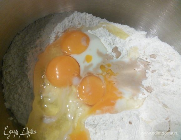 В чаше комбайна смешать муку, яйца, желтки и дрожжи (раскрошить) и месить на малых оборотах в течении 5 мин, затем добавить сахар и соль и продолжить замес еще 5 мин. Теперь добавить масло комнатной температуры маленькими хлопьями и продолжать замес, пока масло полностью вмешается в тесто. Теперь увеличить скорость до средней и замешивать в течении 10-15 мин. Тесто должно быть гладким, упругим, однородным и полностью отходить от стенок чаши комбайна. 