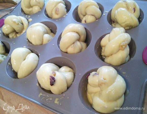 B день выпечки достать булочки из холодильника на 2 часа для акклиматизации. Булочки должны за это время увеличиться в размере в два раза.  

