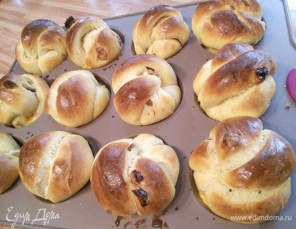 Смазать смесью из желтка с молоком и выпекать в заранее разогретой до 220°C духовку 15 мин с паром. 

Должна отметить, что за ночь булочки не особенно увеличились в размере, а за два часа акклиматизации скорее немного увеличились в объеме, как бы "налились". Настоящий рост начался уже в духовке. В результате выпеклись пушистые, воздушные бриоши с очень интересной внутренней жизнью. Длинно-волокнистые, белоснежные, упругие и вместе с тем нежные. 