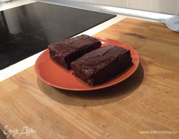 Охлажденный бисквит делим на 2 части и подравниваем края. Промазываем первый слой обильно кремом и закрываем вторым. Я полученное количество разделила на 2 пирожных. Смазываем растопленным шоколадом верх и бока и отправляем на 20-30 минут в холодильник (до застывания глазури). Приятного чаепития!)