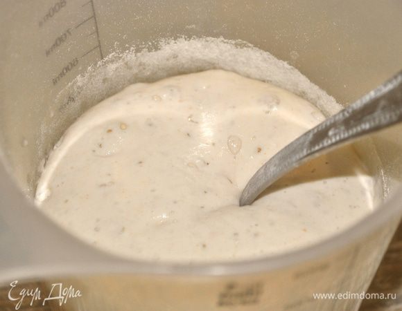 Закваска: 
Освежаем закваску. Стартер 100% из муки высшего сорта. В стартер добавляем воду, тщательно размешиваем, затем добавляем муку и тоже размешиваем. Даем ей хорошо покормиться и вырасти. Сейчас у меня закваска растет 7-8 часов. Закваску в тесто берем на пике активности.