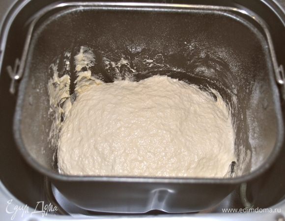 Внимание: тесто, как для хлеба, вымешивать не надо! Оно получается довольно мягким. Когда работает хлебопечка, то образуется мягкий шар, как только перестает работать, тесто распределяется по всему ведерку.