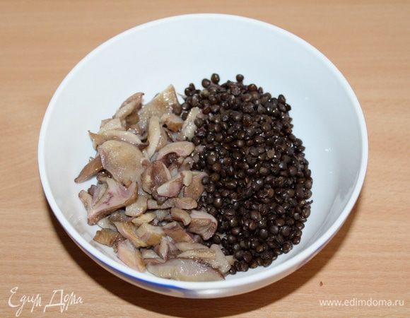Чечевицу отварить в подсоленной воде до готовности. Грибы порезать и обжарить на растительном масле.