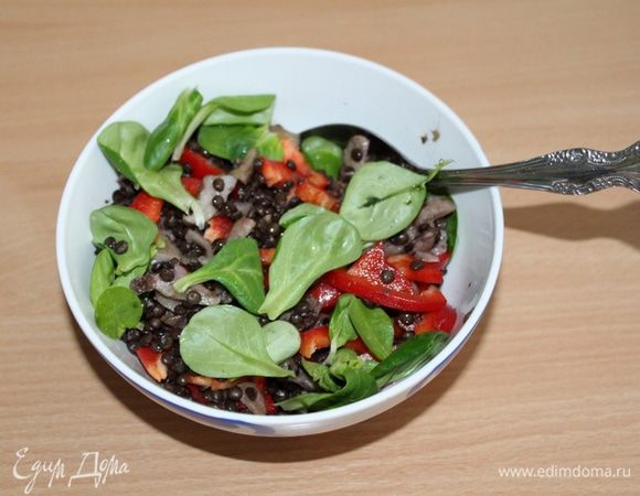 Добавить зеленый салат, посолить, поперчить, заправить растительным маслом.