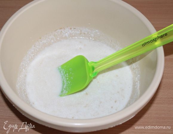 В простоквашу комнатной температуры насыпаем 0,5 ст. л сахара, перемешиваем и вводим раскрошенные дрожжи, перемешиваем и оставляем в тепле на 20 минут.