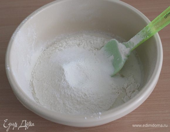 Просеиваем муку, добавляем соль, оставшийся сахар и все перемешиваем.