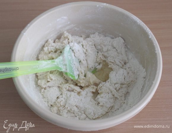 Замешиваем тесто, подливая растительное масло. 