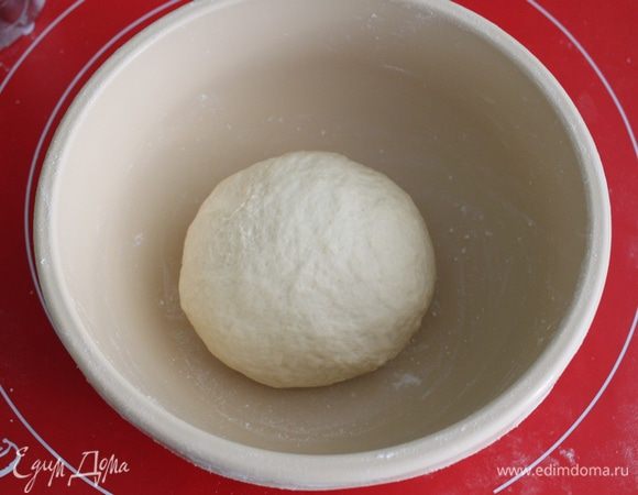 Вымешивать тесто нужно не менее 10 минут до гладкости. Кладем в чашку, накрываем.