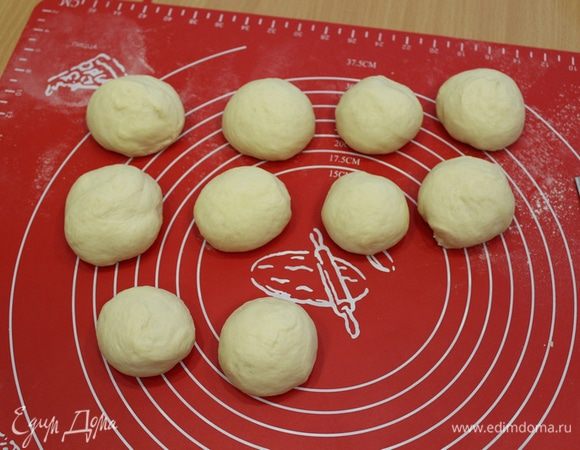 Делим тесто на 10 частей.