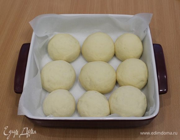 Укладываем в форму, выстеленную бумагой для выпечки. Даем расстояться в теплом месте 40 минут, а в это время прогреваем духовку.