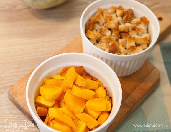 Тыкву очистить от кожуры и семян, нарезать крупными кусочками. Сбрызнуть растительным маслом и запечь в духовке 15-20 минут при температуре 180°C.

Вместе с тыквой я сушу сухарики.
Зубчик чеснока раздавить или мелко нарезать, затем залить небольшим количеством растительного масла и дать постоять 10 минут. Масло приобретет аромат. Хлеб нарезать маленькими кусочками и перемешать с чесночным маслом. Отправить поджариваться в духовку.