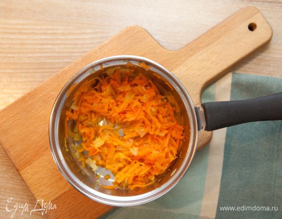 Нарезать кубиками картофель. Вскипятить воду и отправить туда картофель, посолить по вкусу.
Покрошить лук и натереть на крупной тёрке морковь. Обжарить на растительном масле вначале лук до золотистого цвета, потом добавить и обжарить морковь. Поджарку отправить в бульон.