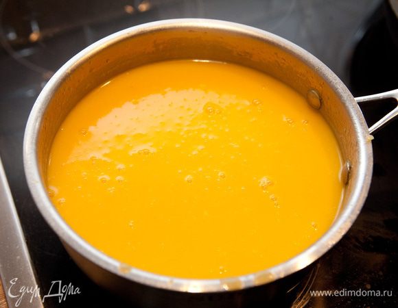 Печенную тыкву отправить в бульон и проварить ещё 5 минут. Затем измельчить погружным блендером до однородного состояния.