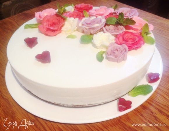 Украшаем торт по своему желанию. Достаточно будет просто ягодами и листиками мяты, очень красиво смотрится.
Мне нужен был именно нарядный торт на юбилей для мамочки. Поэтому я украсила розами. Рецепт крема для роз я публиковала в этом рецепте:
http://www.edimdoma.ru/retsepty/79258-shokoladnyy-tort.