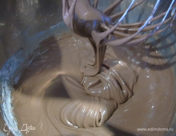 Добавьте муку продолжая взбивать, тесто будет не густым, на фото видно консистенцию.