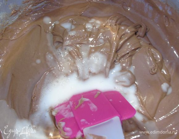 В последнюю очередь добавьте соду гашенную лимонным соком и уже аккуратно перемешайте лопаткой.