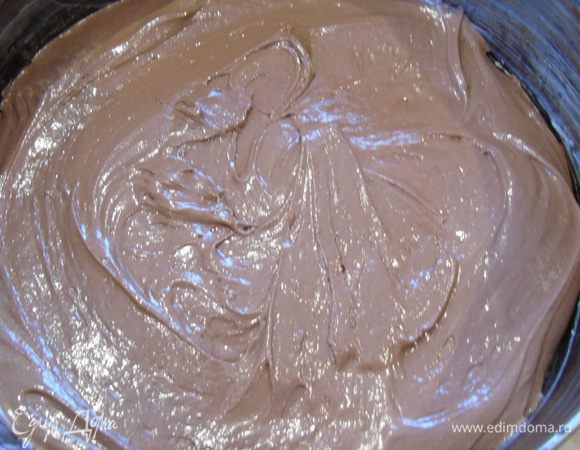 Дно формы 22 см застелите пергаментом, бока смажьте. Выложите тесто и отправьте в разогретую до 180°С духовку на 20 минут, пока выпекается корж, духовку не открывайте. Как испечете, остудите до комнатной температуры, а затем заверните в пленку и  отправьте в холодильник  минимум на 1 час.