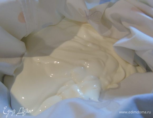 Сметану вылейте в марлю, сложенную в несколько слоев.
