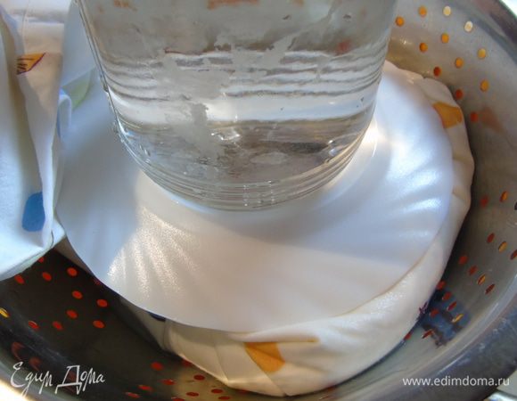 Заверните края, накройте тарелкой и поставьте в дуршлаг под гнет, поставьте в холодильник на 2 часа.