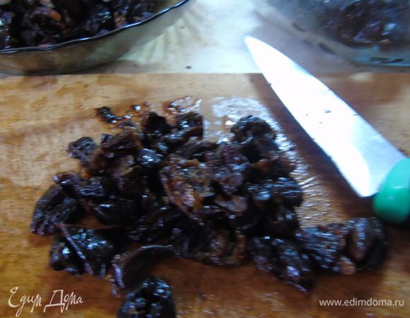 Чернослив залейте предварительно водой на 2 часа, выньте, высушите и удалите косточку. Нарежьте кусочками.