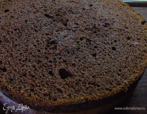 Корж достаньте  и разрежьте на три части.