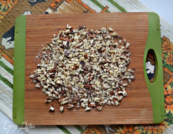 Грецкие орехи слегка обжарить на сухой сковороде и затем крупно порубить.
