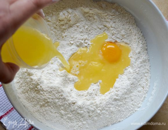 В стакан налить тёплое молоко и воду, добавить 1 ст. л. сахара, дрожжи и перемешать. Дать постоять около 10 минут, пока не появится характерная пенная "шапочка". Из 1 апельсина выжать сок. Но, так как все апельсины разные, имейте ввиду, что должно получиться 100-120 мл сока. В большую миску просеять муку, сделать в центре углубление и положить желток (белок оставляем для начинки). Добавить 1 ст. л. сахара и апельсиновый сок.