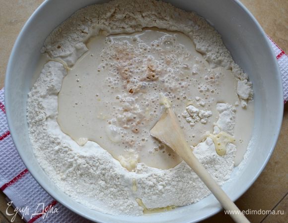 Влить опару, добавить размягчённое масло и соль.