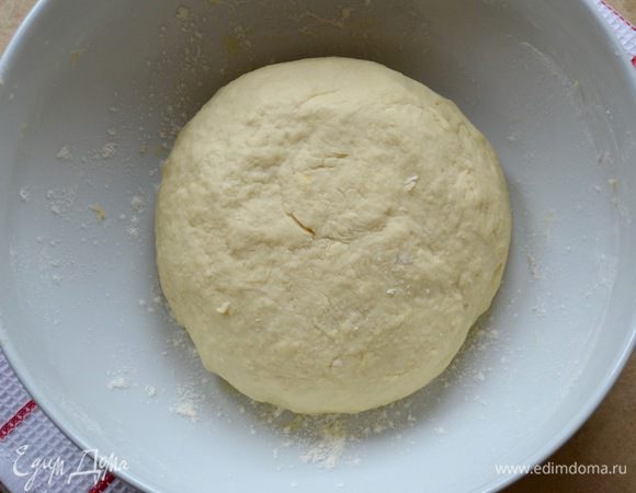 Замесить мягкое тесто. Если жидкости будет недостаточно, добавить чуть-чуть обычной тёплой воды.